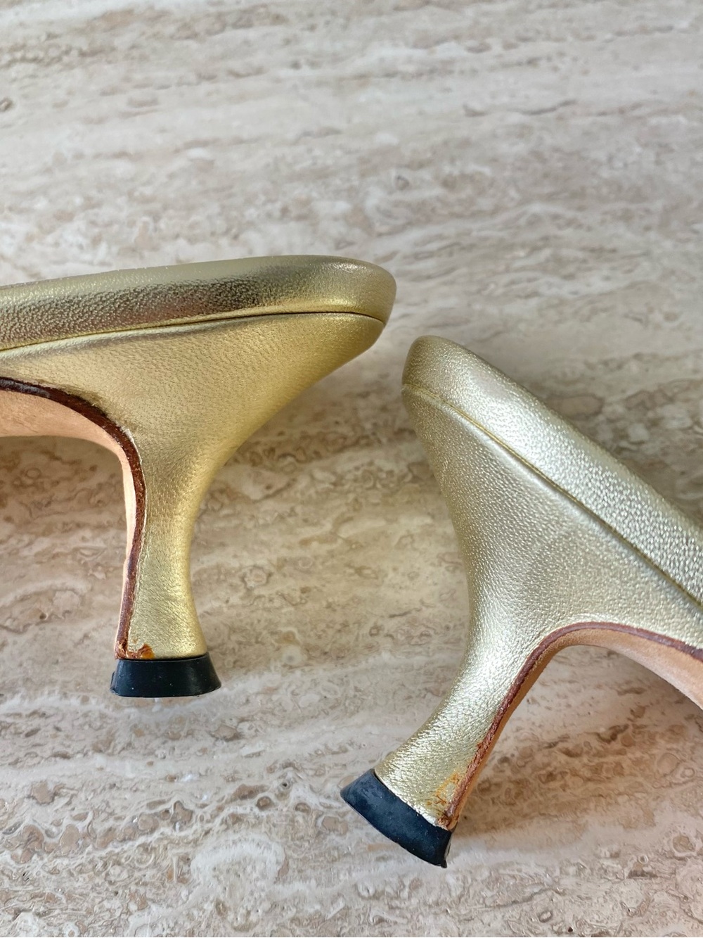 Vintage Manolo Blahnik Shell Bead Thong Sandal Heels - Picture 7 of 10